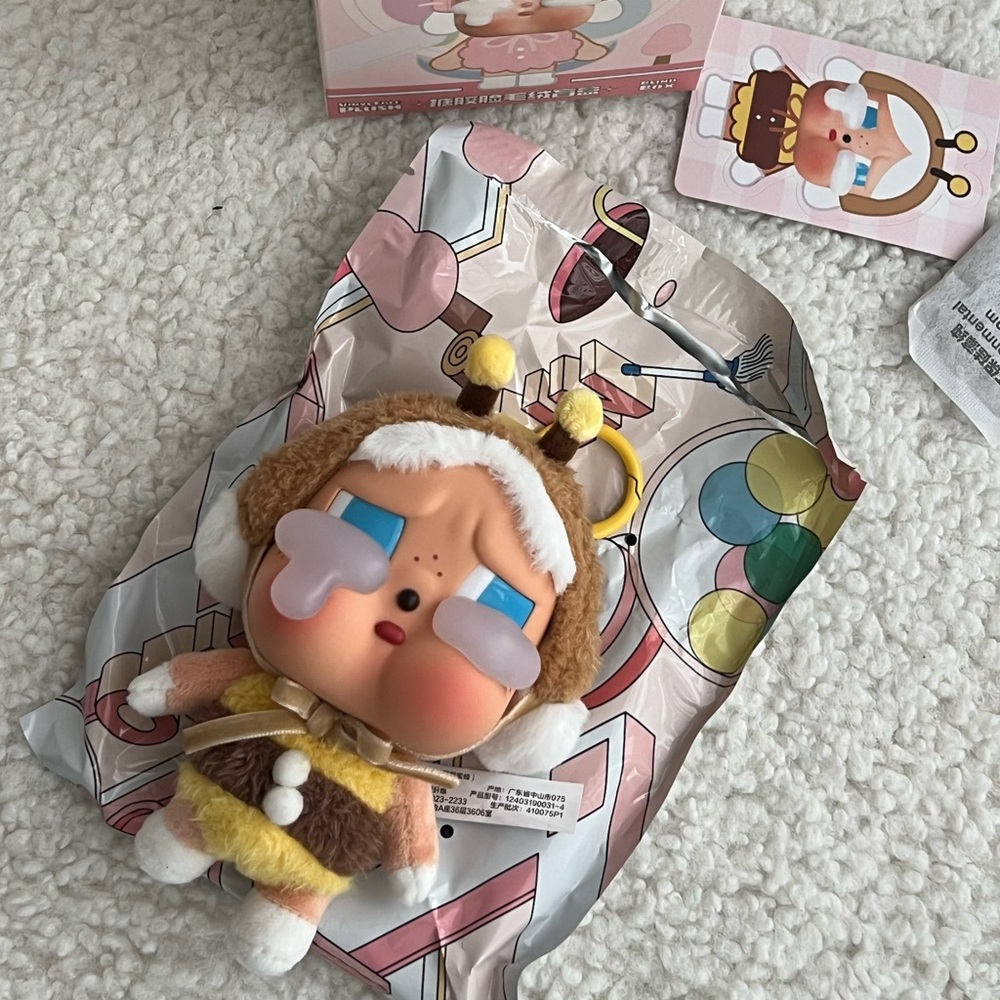 Crying Again Bee Figure - I’ll bring you a flower Popmart